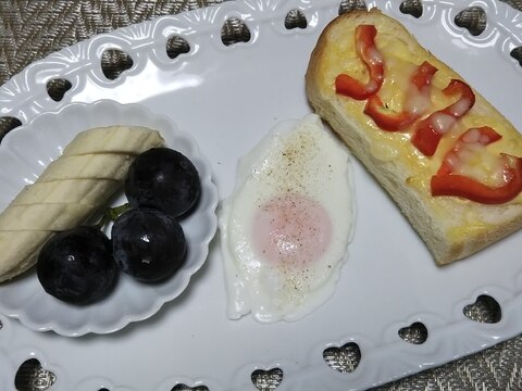 パプリカチーズトーストと目玉焼きとフルーツの朝食☆